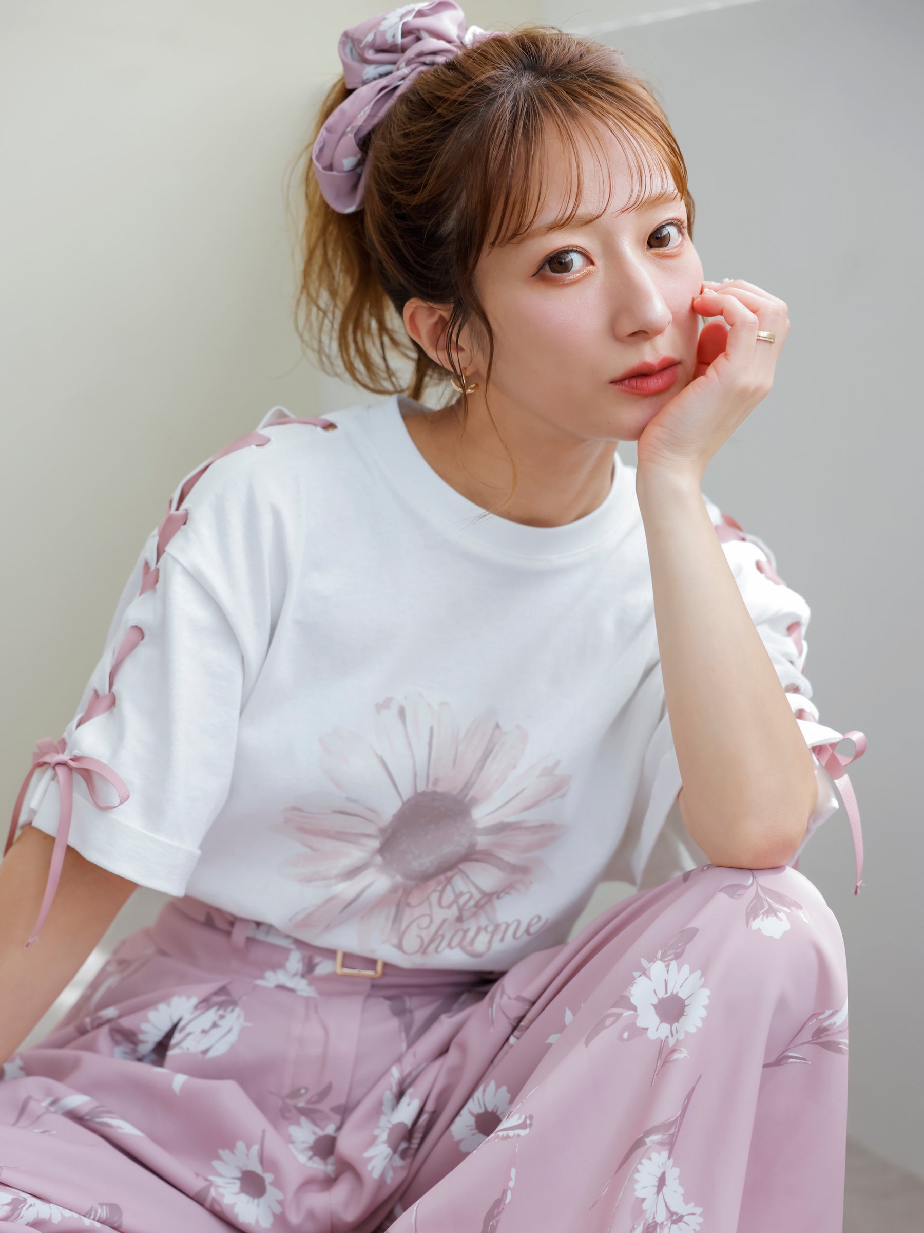 レースアップガーベラビックTシャツ