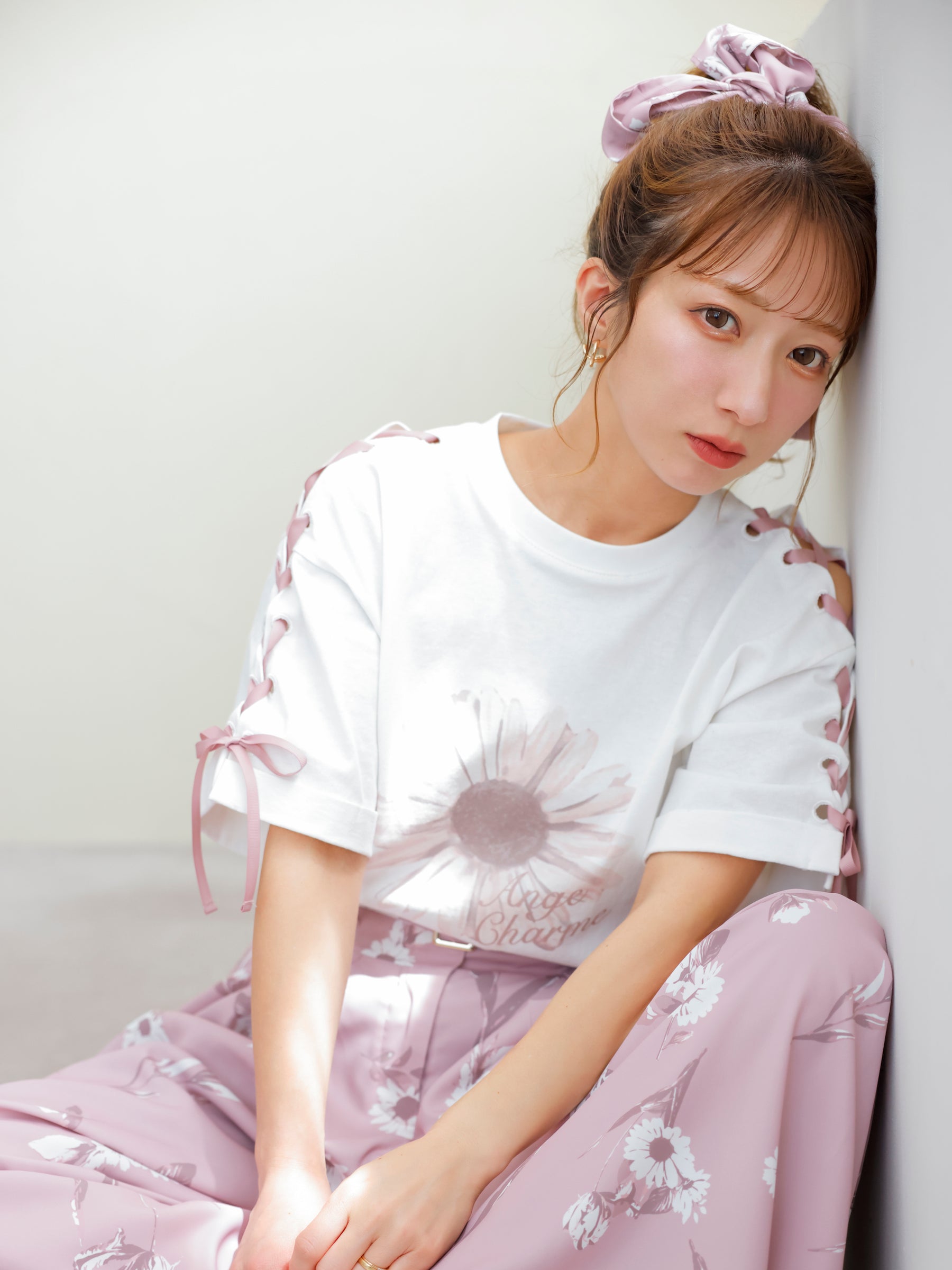レースアップガーベラビックTシャツ
