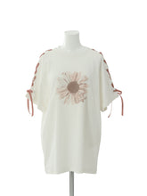 レースアップガーベラビックTシャツ