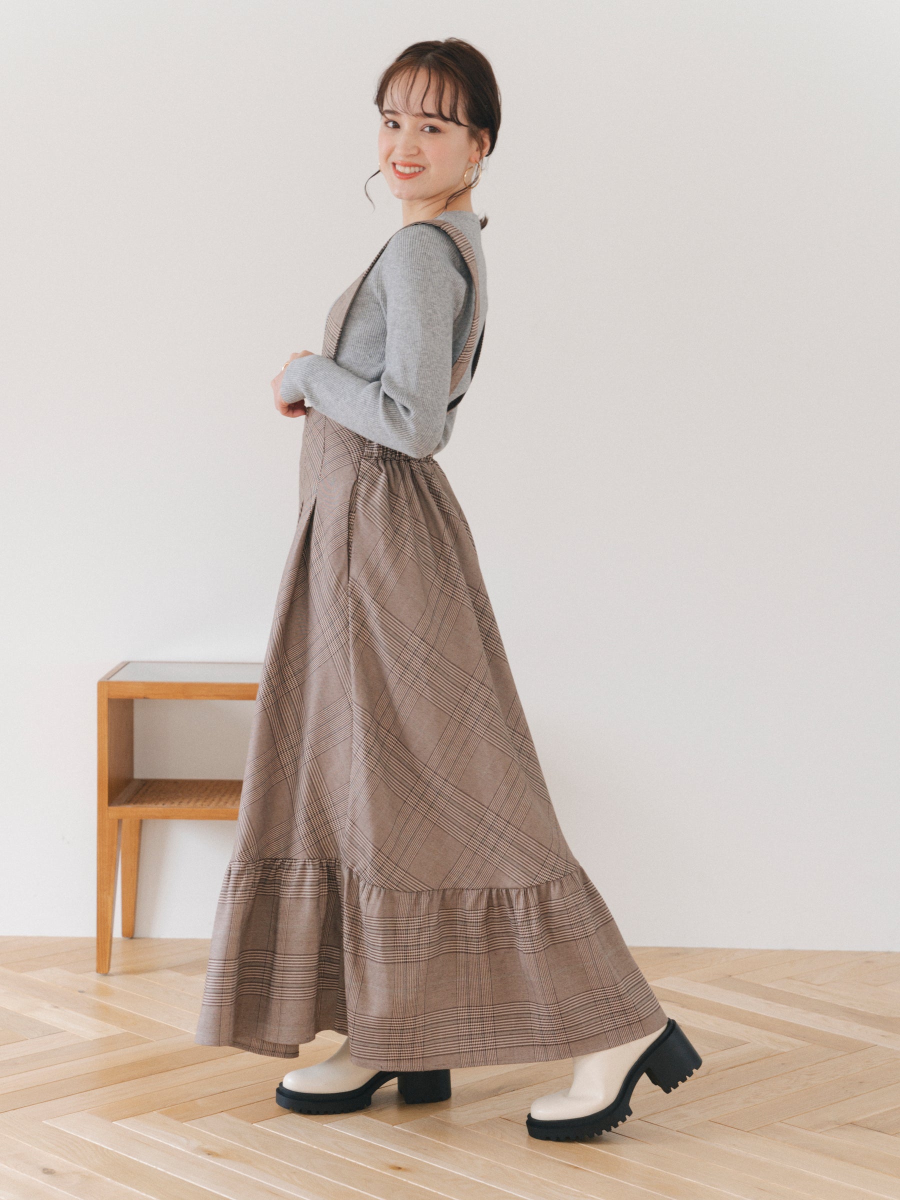 サスペンダーチェックスカート