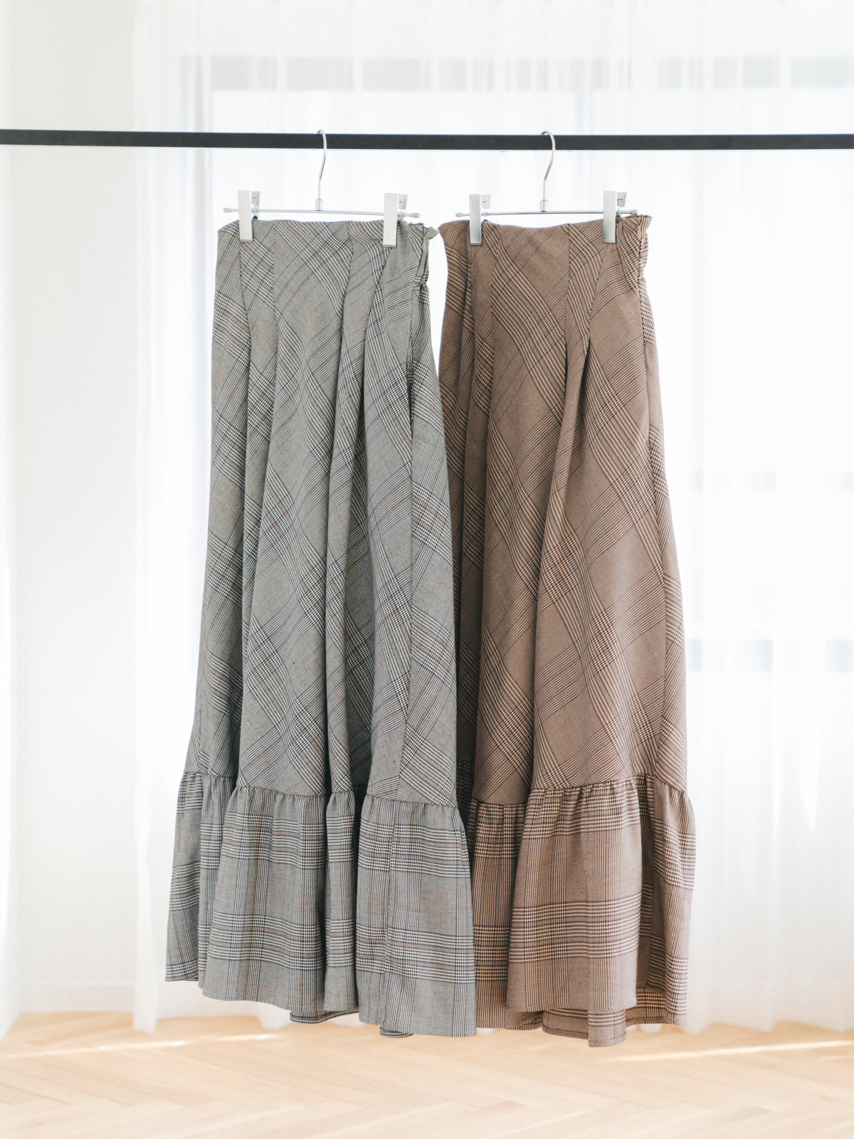 サスペンダーチェックスカート