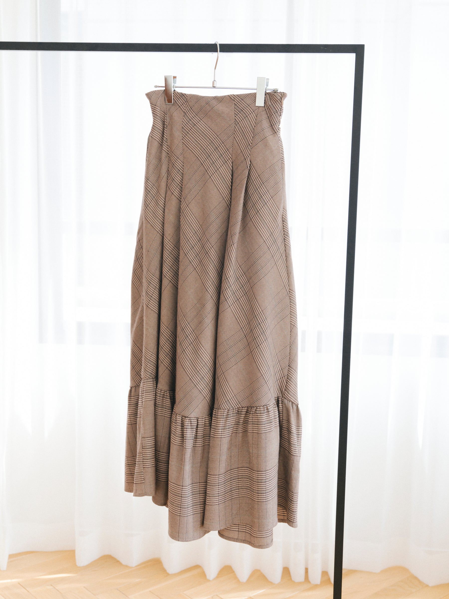 サスペンダーチェックスカート